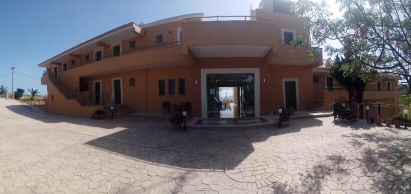 בית מלון כפרי Finiki Plaza