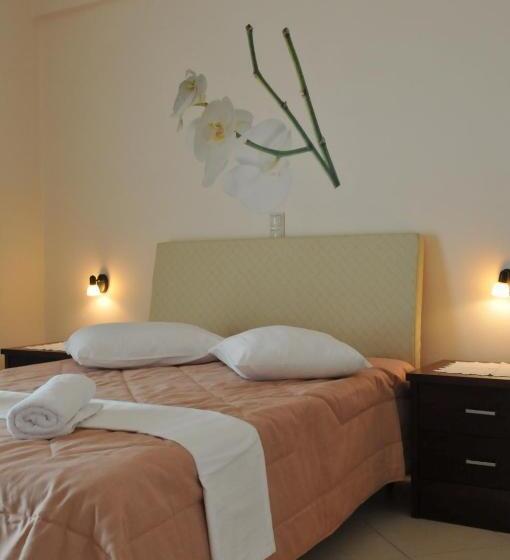 בית מלון כפרי Finiki Plaza