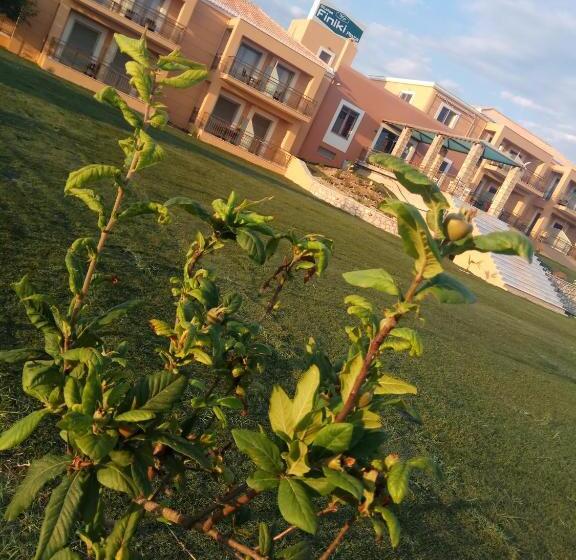 בית מלון כפרי Finiki Plaza
