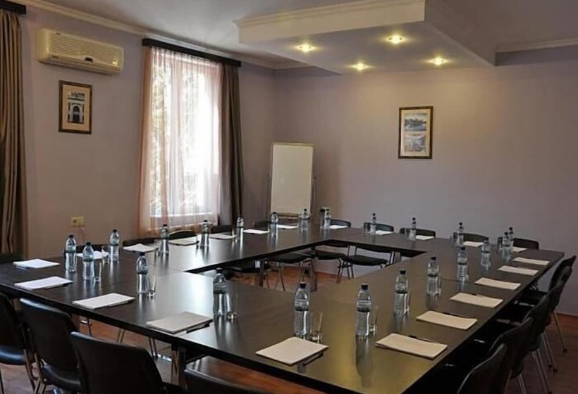 هتل Gold Star Tbilisi