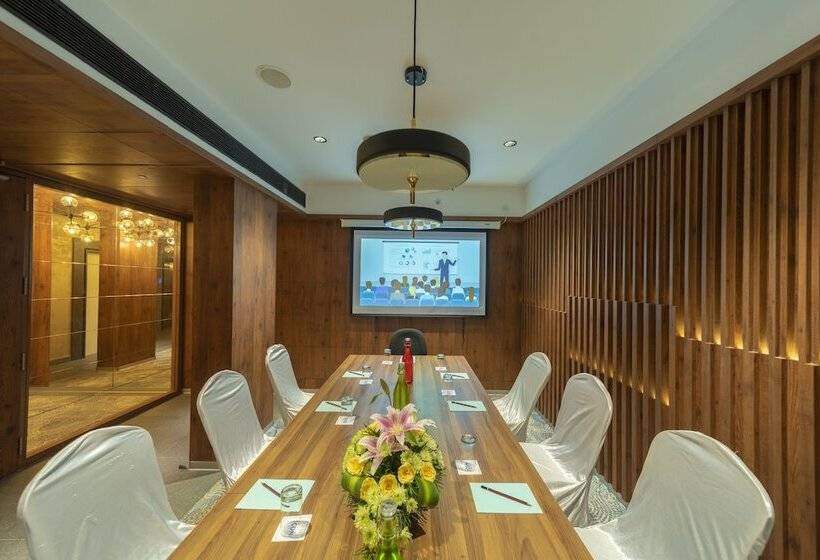 Отель Icon Boutique By Bhagini