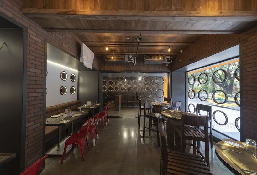 Отель Icon Boutique By Bhagini