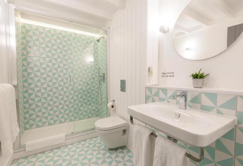 Отель Room2 Southampton Hometel