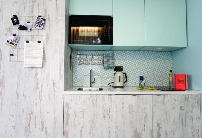 Отель Room2 Southampton Hometel