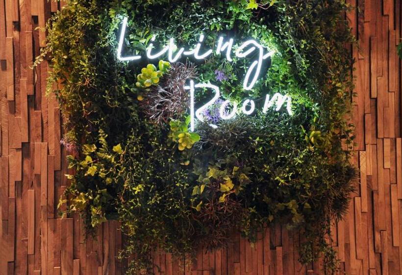 Отель Room2 Southampton Hometel