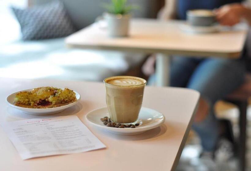 Отель Room2 Southampton Hometel