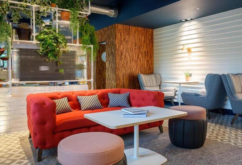 Отель Room2 Southampton Hometel