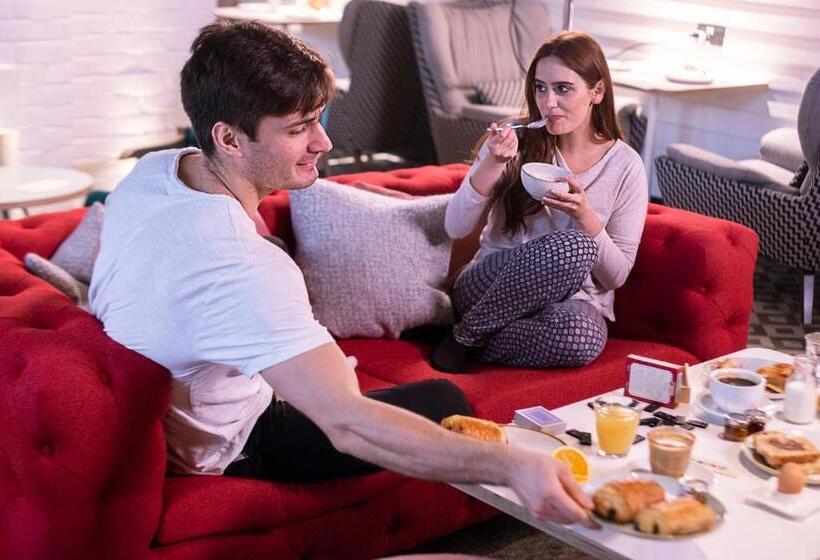 Отель Room2 Southampton Hometel