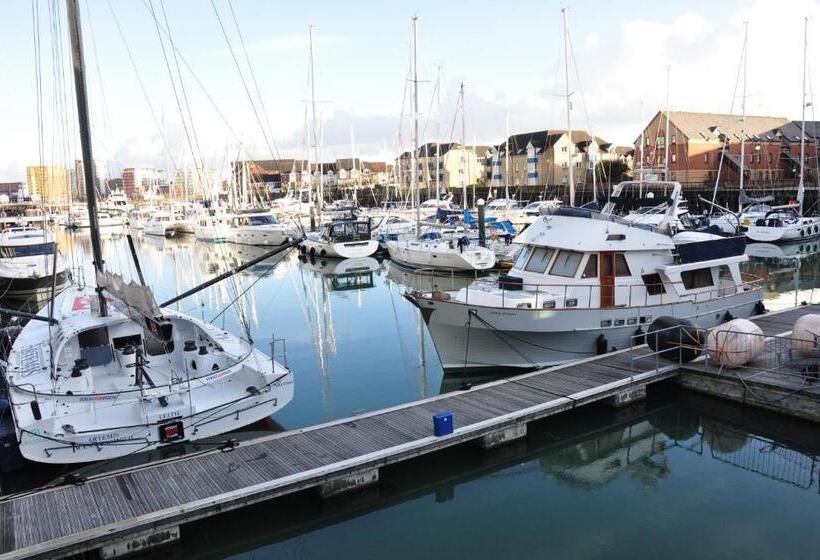 Отель Room2 Southampton Hometel