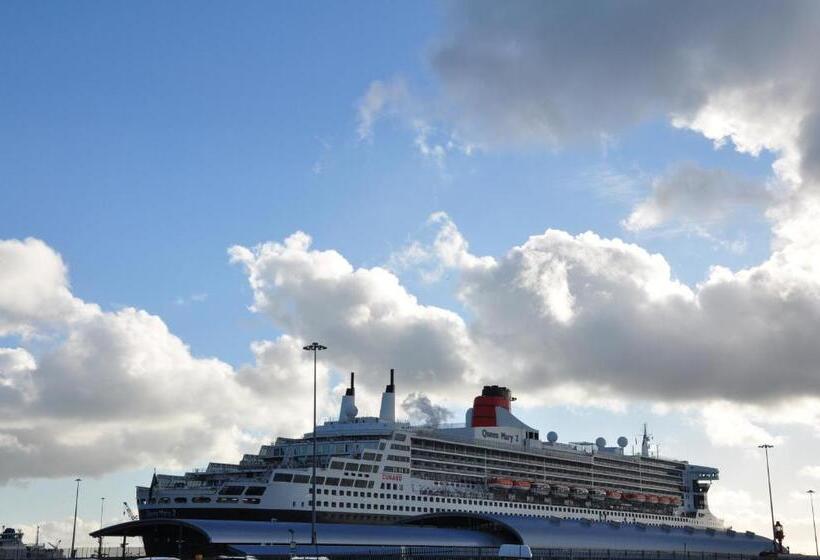 Отель Room2 Southampton Hometel