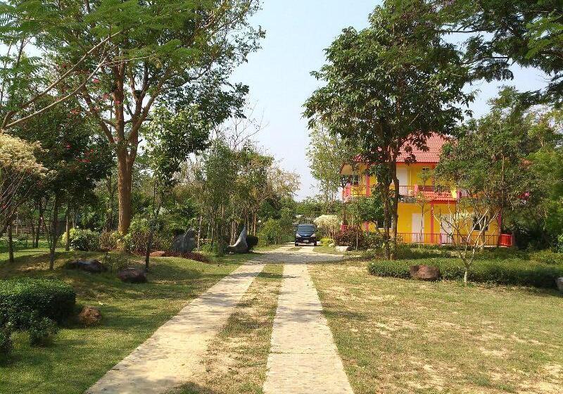 Hotel Suan Phueng Pa Wai Resort