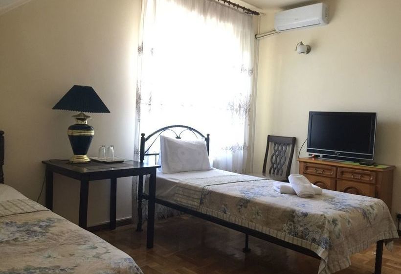 تختخواب و صبحانه Astoria Garden