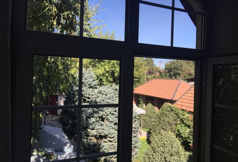 تختخواب و صبحانه Astoria Garden