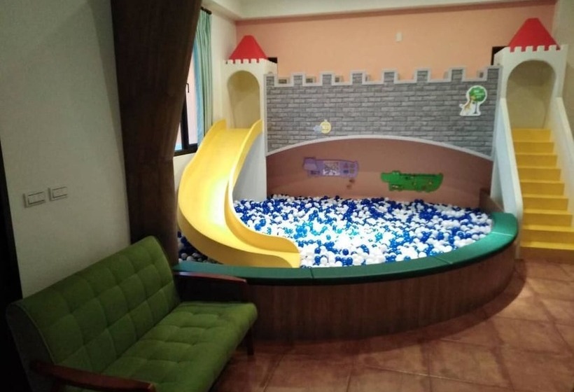 تختخواب و صبحانه Orange Castle