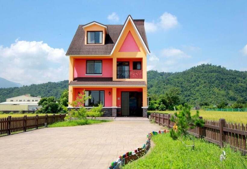 تختخواب و صبحانه Orange Castle