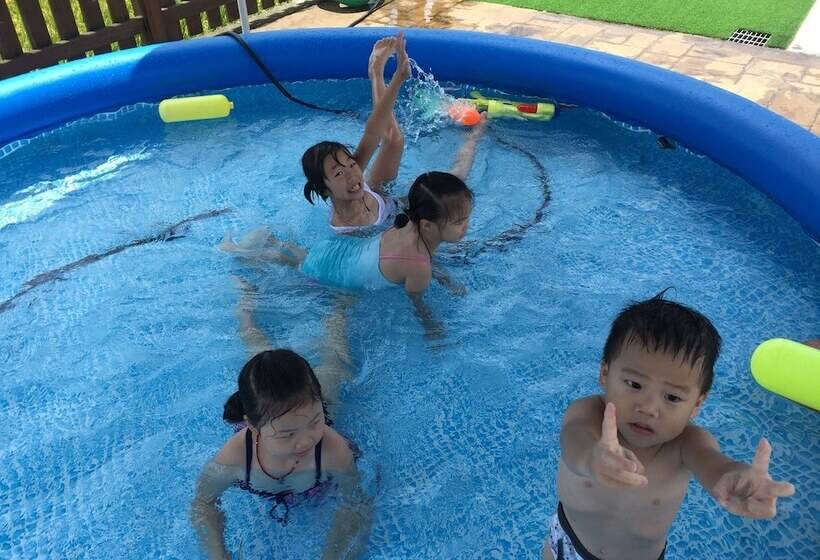 تختخواب و صبحانه Orange Castle