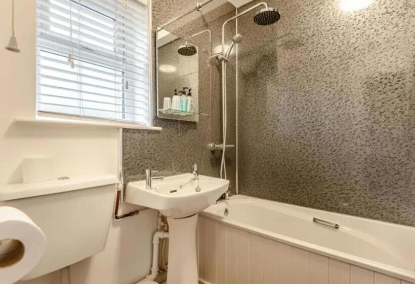 여관 Curly Tail Accommodation