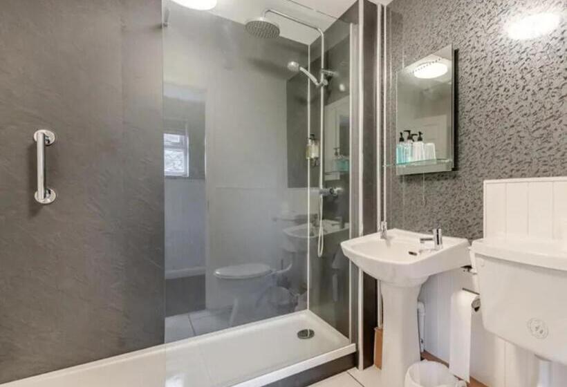 여관 Curly Tail Accommodation