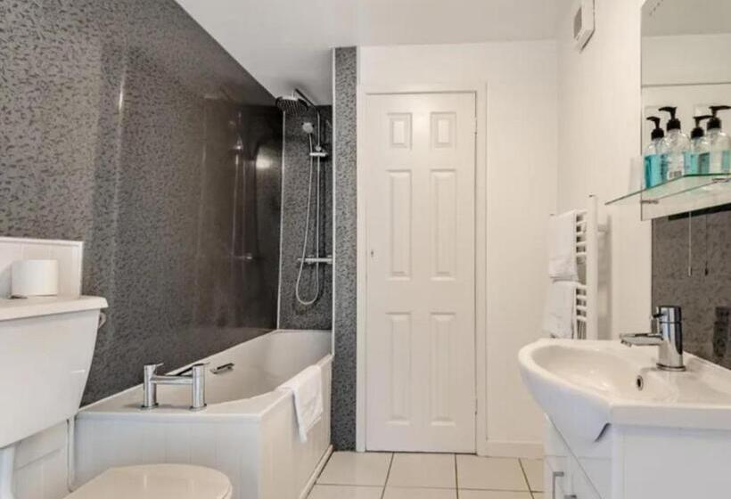 여관 Curly Tail Accommodation