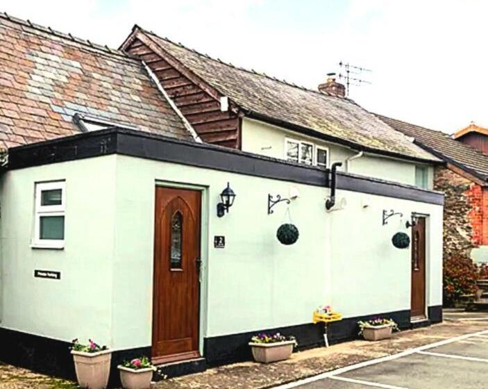 여관 Curly Tail Accommodation