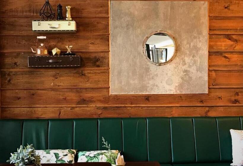 Bloom Boutique Hotel & Cafe