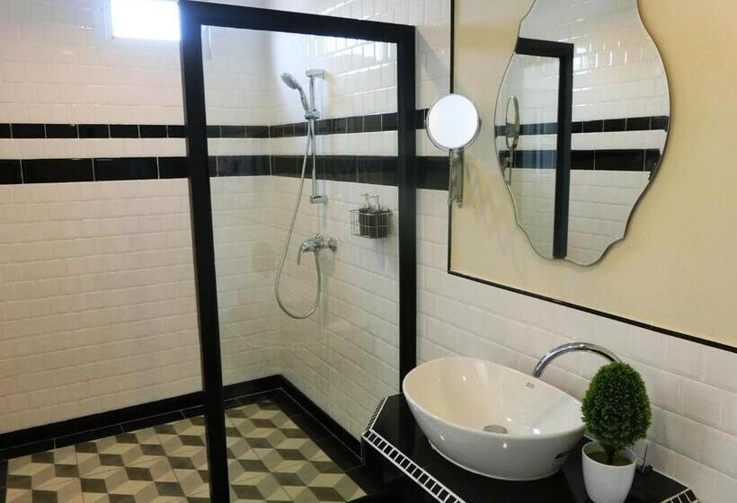 Bloom Boutique Hotel & Cafe