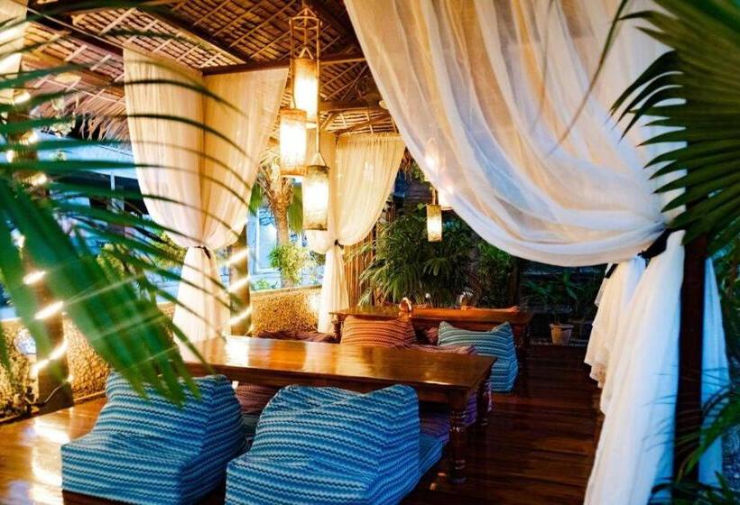 Coucou Bar Hotel And Restaurant