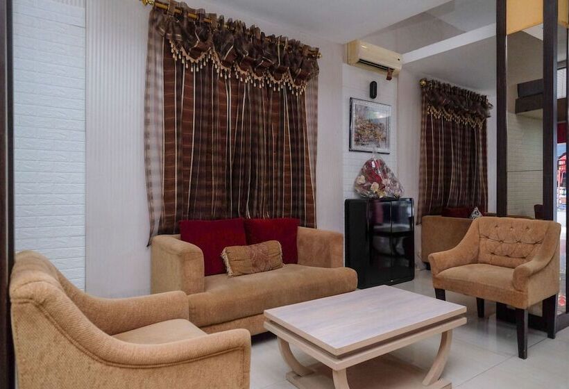 Отель Reddoorz Plus At Grand Populer