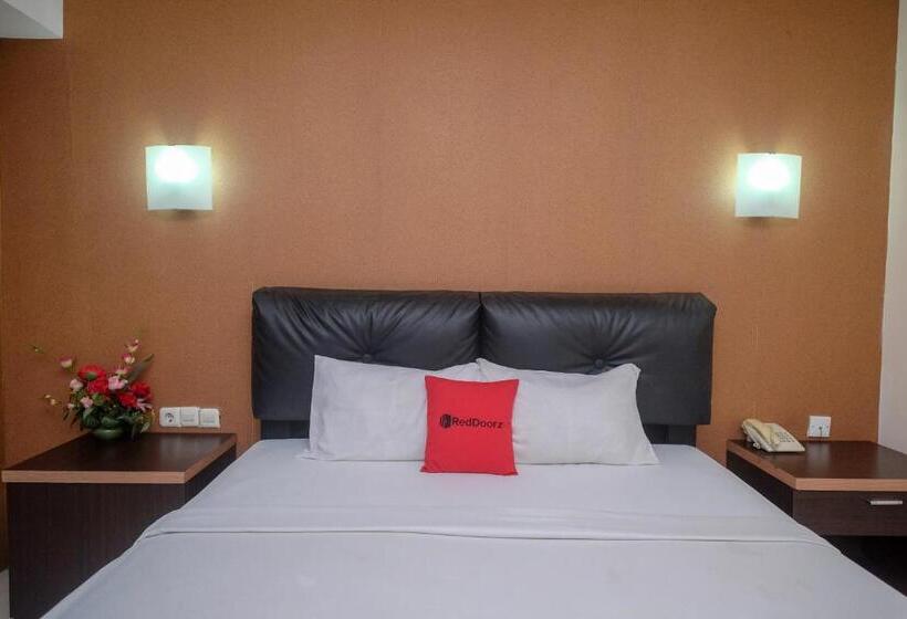 Отель Reddoorz Plus At Grand Populer