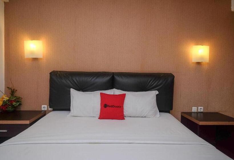 Отель Reddoorz Plus At Grand Populer