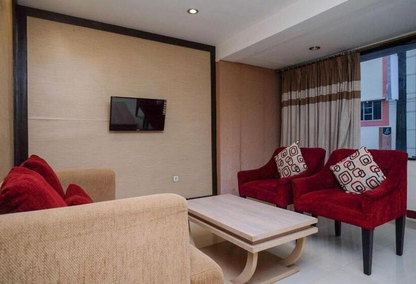 Отель Reddoorz Plus At Grand Populer