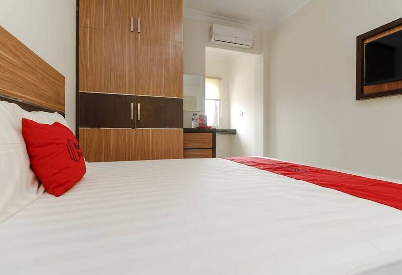 Отель Reddoorz Plus Near Palembang Square Mall