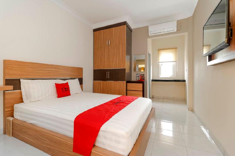 Отель Reddoorz Plus Near Palembang Square Mall