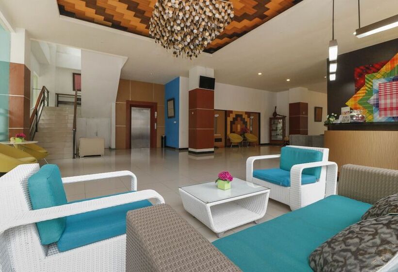 Отель Reddoorz Plus Near Pantai Losari