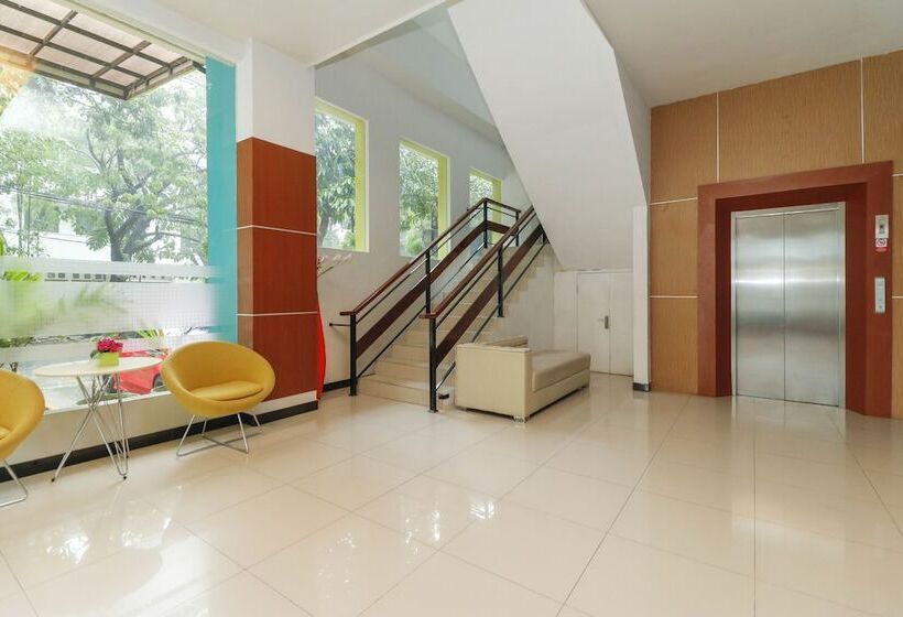 Отель Reddoorz Plus Near Pantai Losari