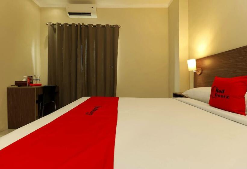 Отель Reddoorz Plus Near Pantai Losari