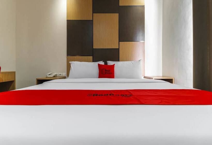 Отель Reddoorz Plus Near Pantai Losari