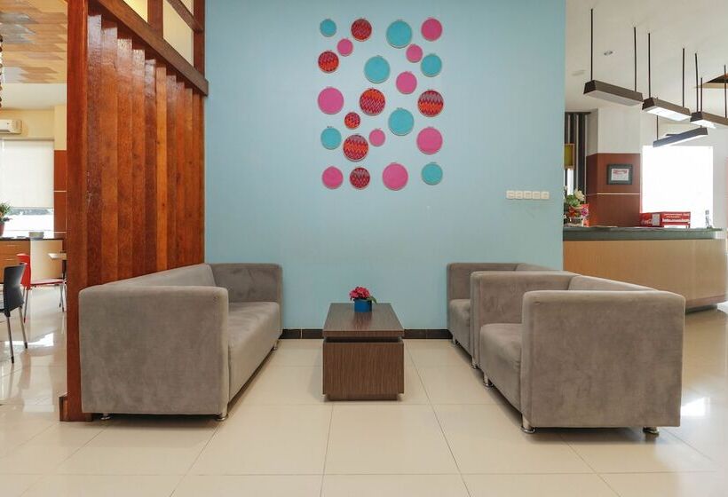 Отель Reddoorz Plus Near Pantai Losari