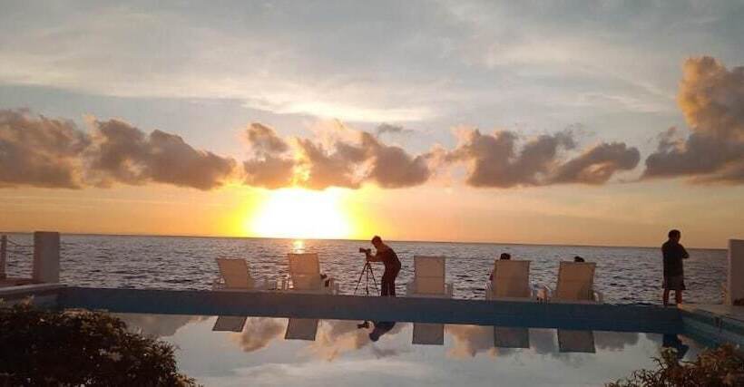 هتل Seascape Beach Resort Oslob