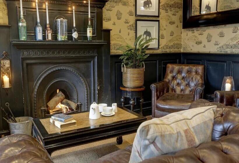 Отель The Royal