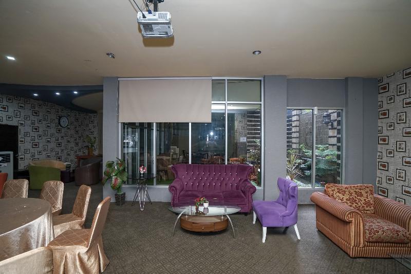 Отель Urbanview Best Skip Palembang