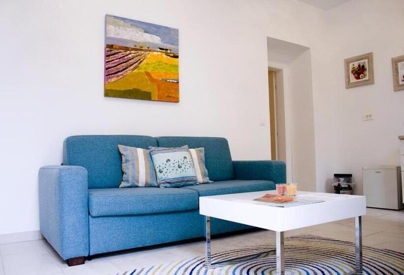 بنسيون Apartments & Rooms Flowers