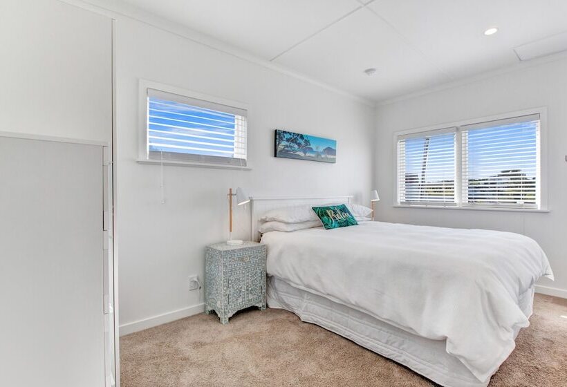 The Little Blue Bach In Oneroa Village