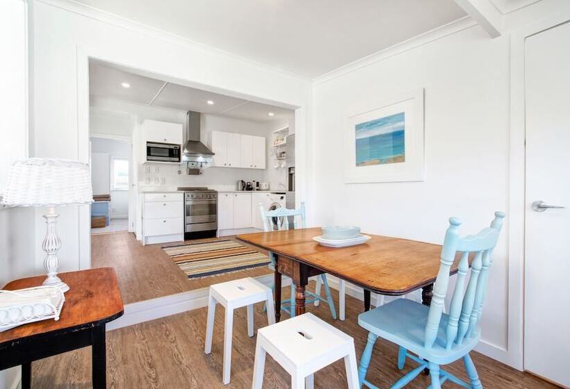 The Little Blue Bach In Oneroa Village