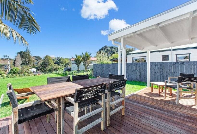 The Little Blue Bach In Oneroa Village