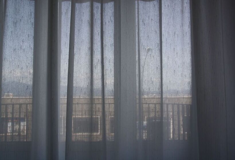 تختخواب و صبحانه Central House