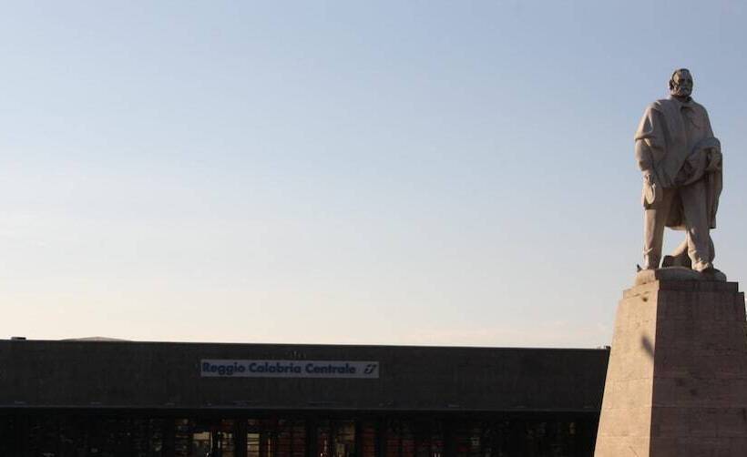 تختخواب و صبحانه Central House