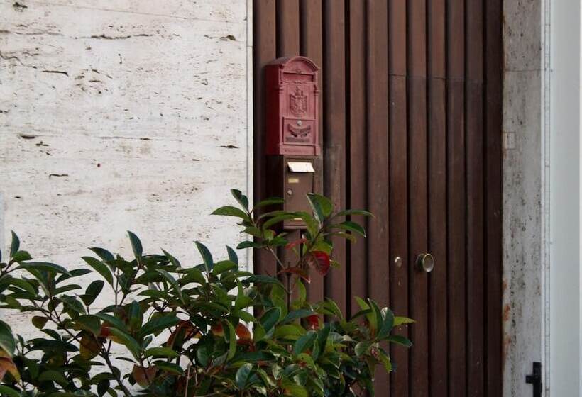 تختخواب و صبحانه Central House