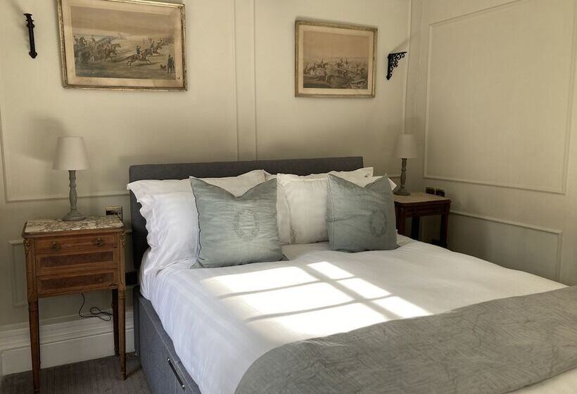 簡易ホテル Snooty Fox