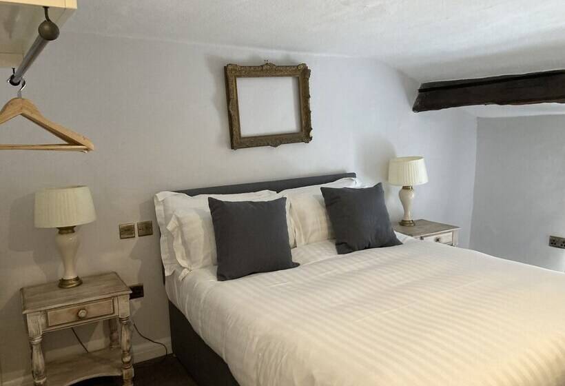 簡易ホテル Snooty Fox